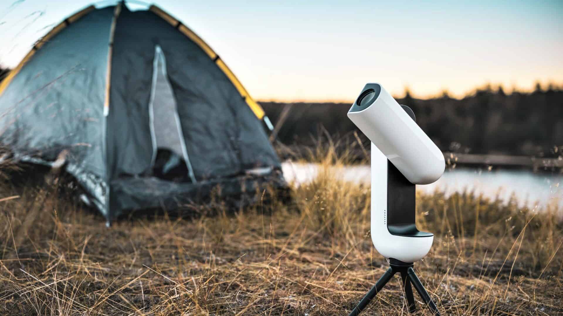 Telescópio Vespera em primeiro plano. Ao fundo, barraca de camping e paisagem