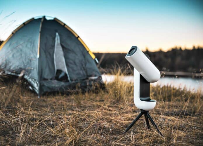Telescópio Vespera em primeiro plano. Ao fundo, barraca de camping e paisagem