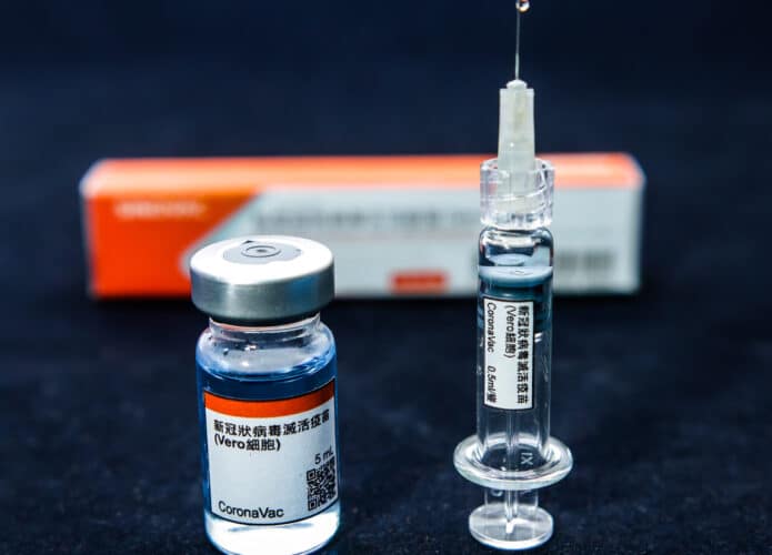 Vacina e seringa com doses do imunizante CoronaVac