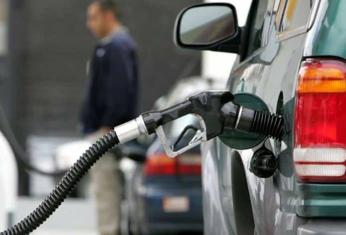 Carro abastecendo gasolina