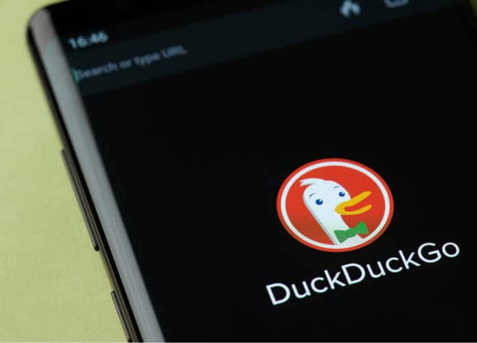 Logo do aplicativo DuckDuckGo exibido em uma tela de smartphone
