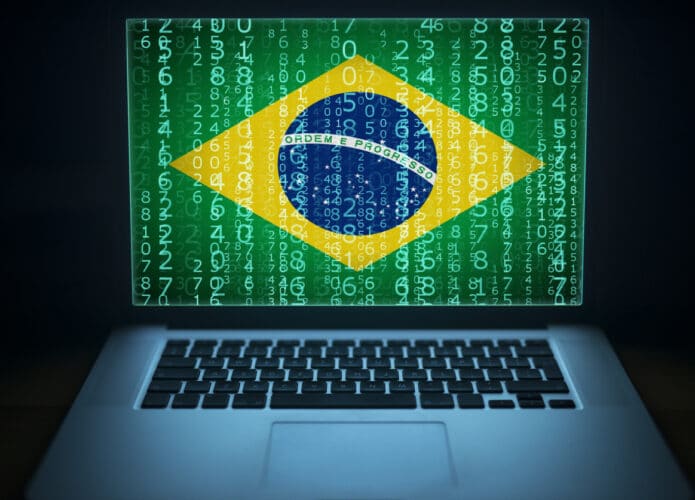 Código sobre bandeira do Brasil em um notebook