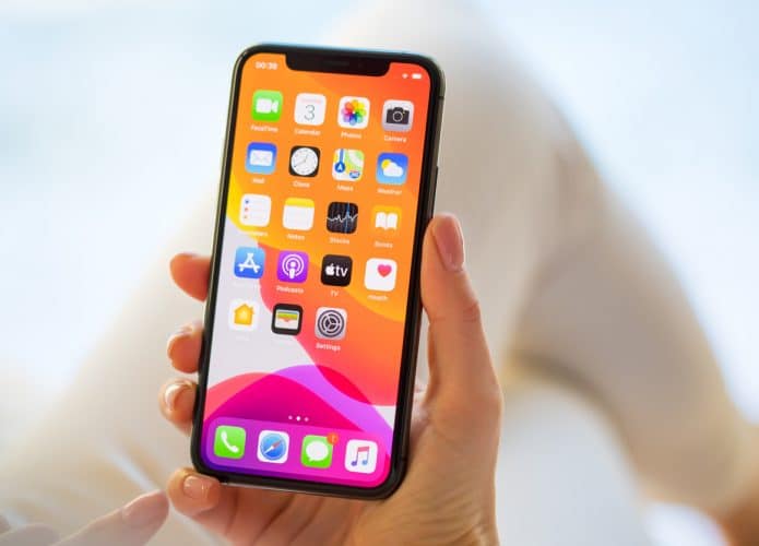 Mão feminina segura aparelho iPhone