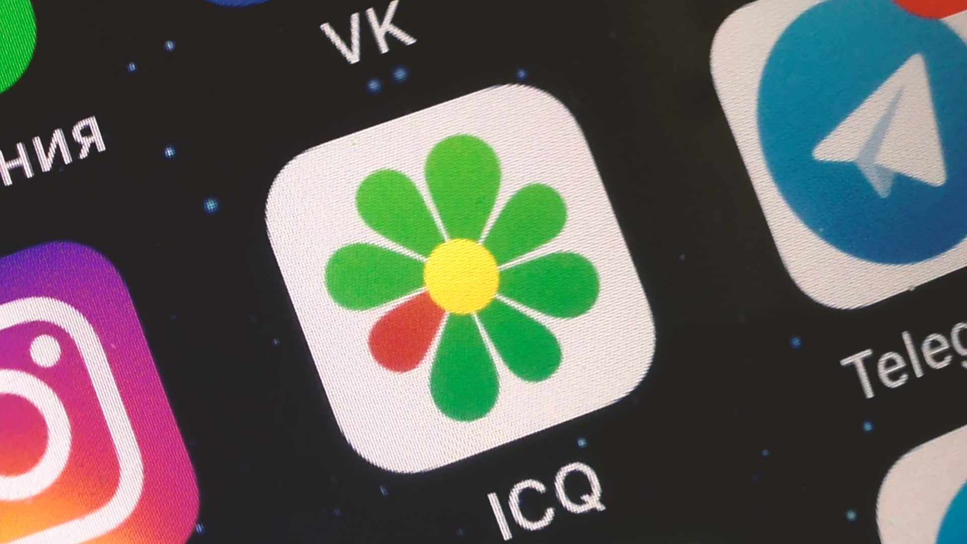 Ícone do ICQ entre outros aplicativos num iPhone