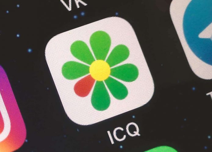 Ícone do ICQ entre outros aplicativos num iPhone
