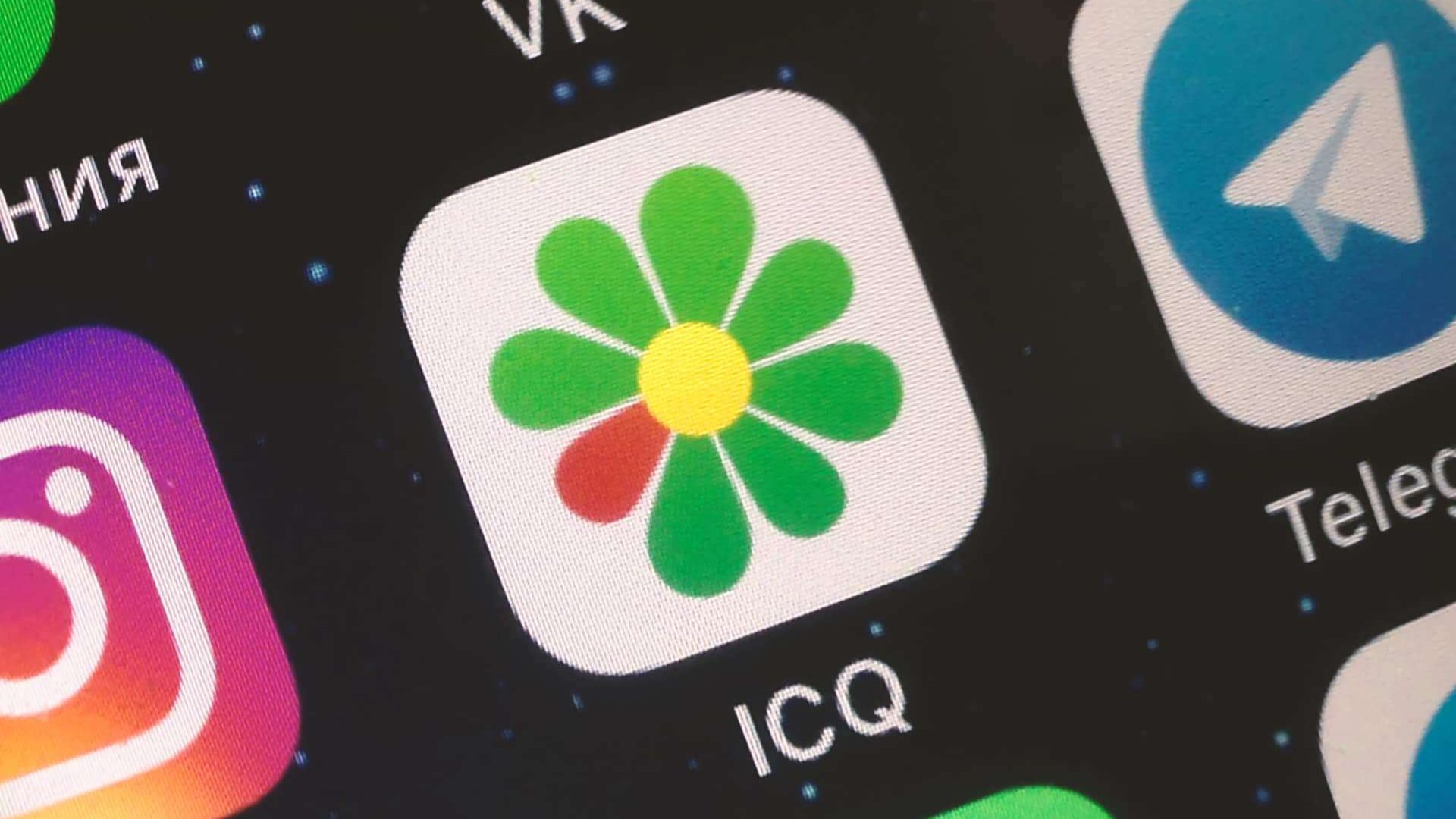 Ícone do ICQ entre outros aplicativos num iPhone