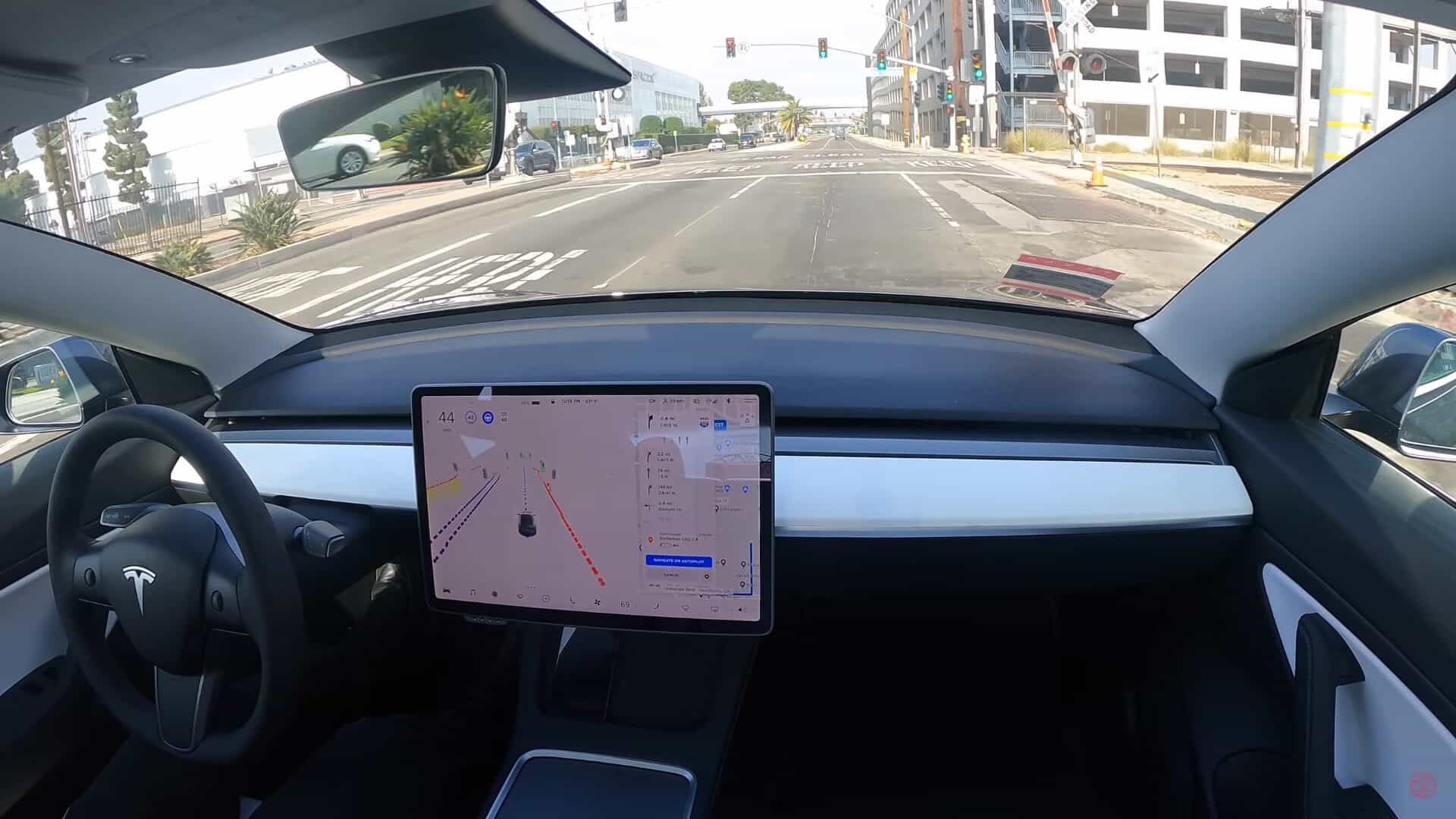 Veículo Model 3 da Tesla andando por meio de direção assistida