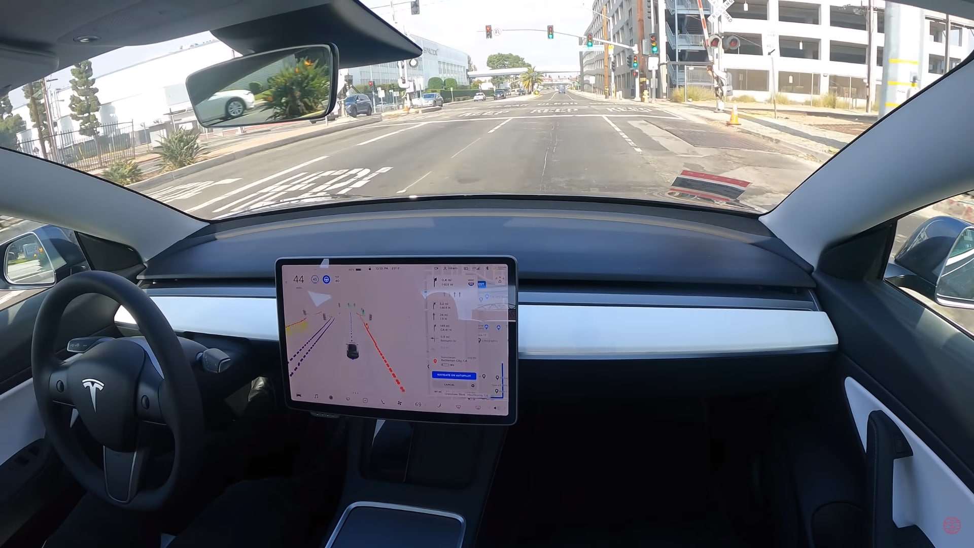 Veículo Model 3 da Tesla andando por meio de direção assistida