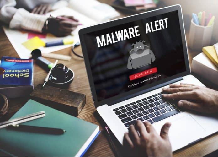 Notebook com alerta de malware exibido na tela