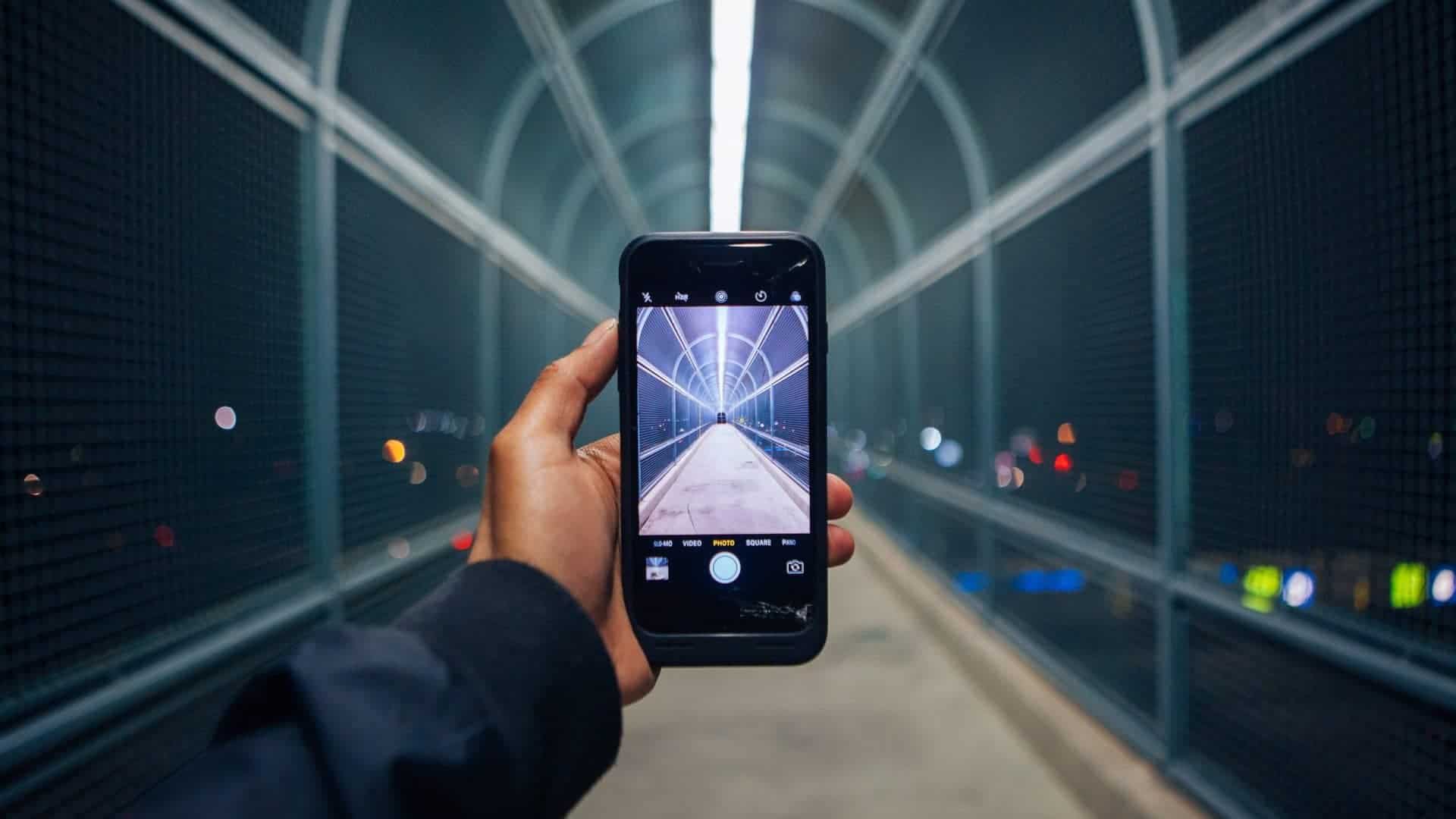 celular com câmera ligada