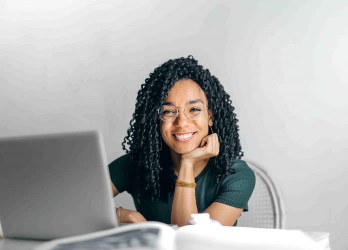 mulher em frente ao computador