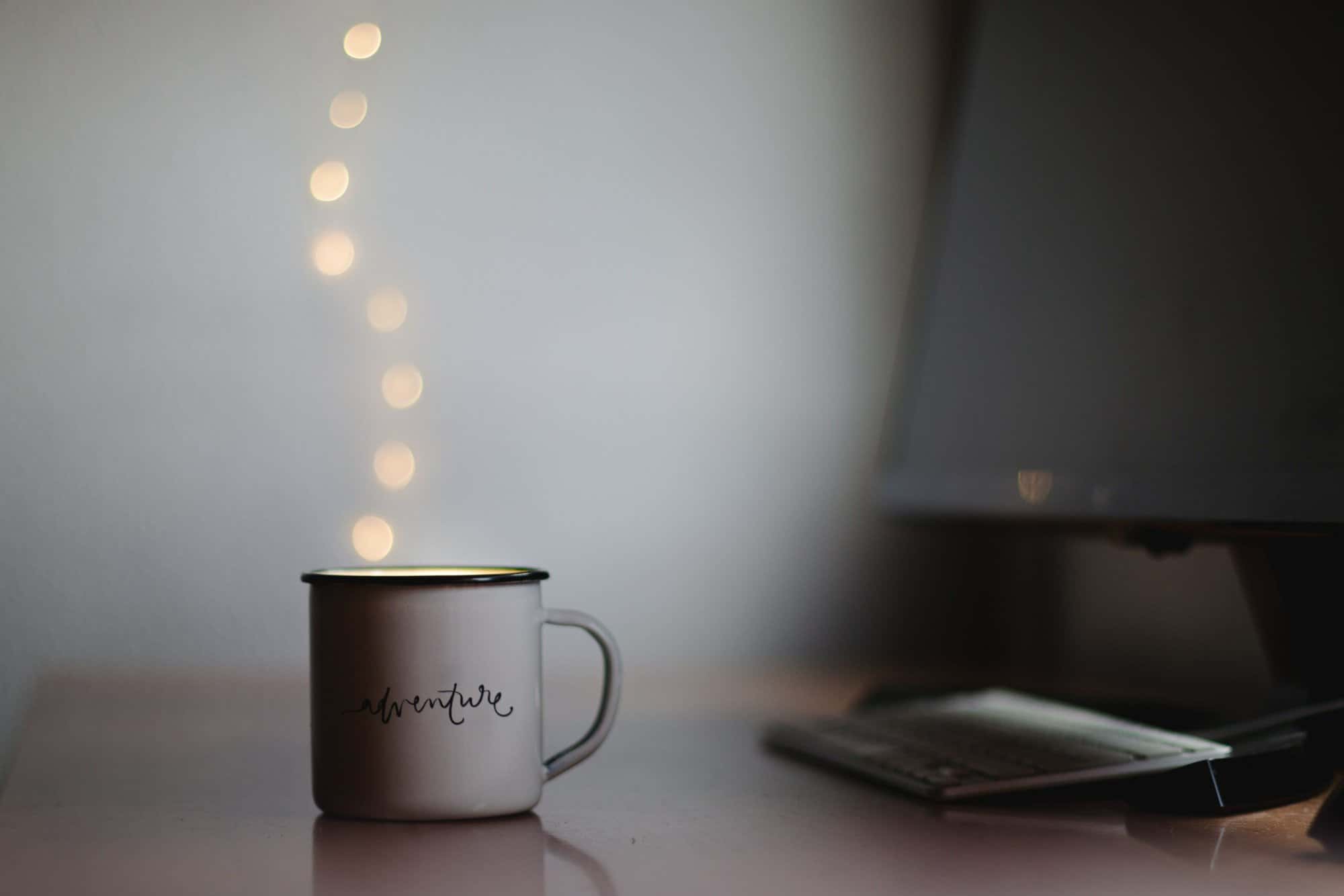 xícara de café com luzes
