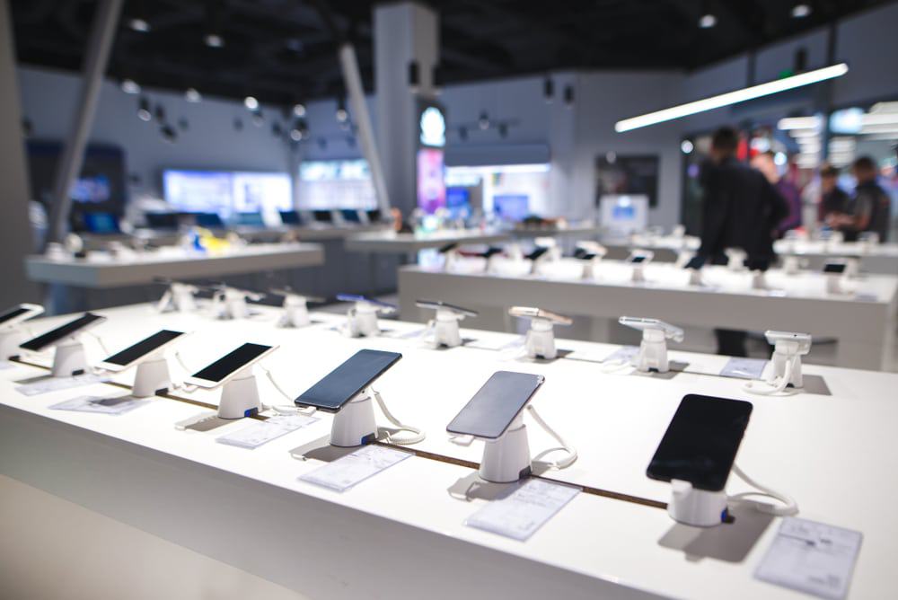 Auxílio emergencial ajudou no aumento da venda de celulares no Brasil