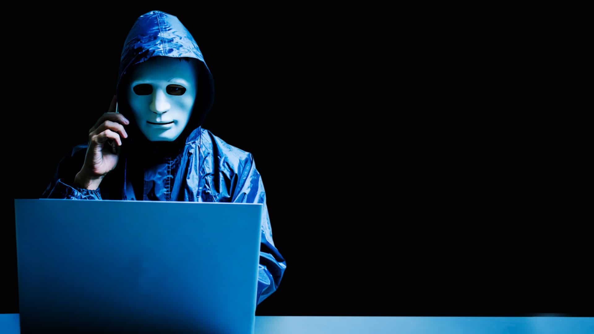 Homem mascarado fazendo um telefonema