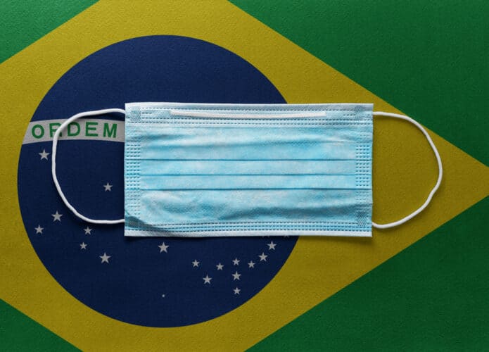 Máscara com bandeira do Brasil