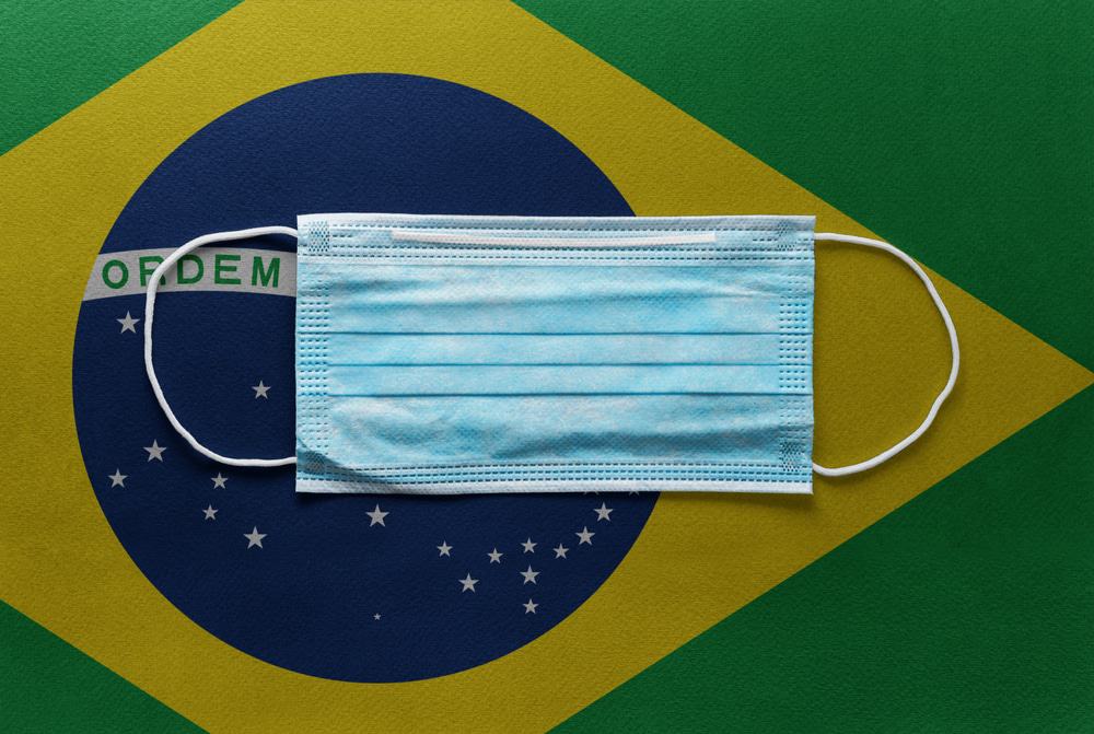 Máscara com bandeira do Brasil