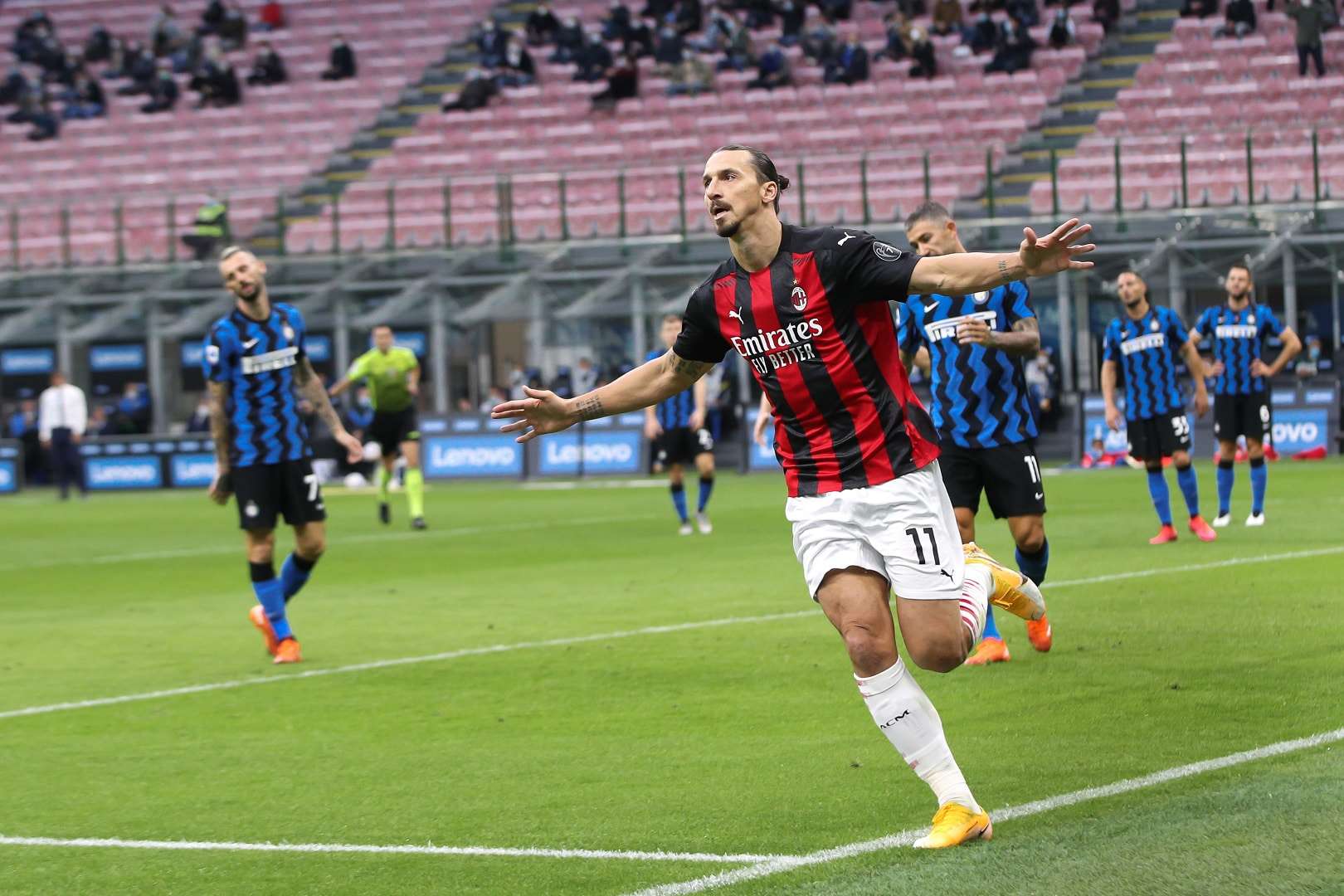 Zlatan Ibrahimovic, atacante do Milan, marca um gol durante a partida de futebol INTER x MILAN pela Série A 2020/2021