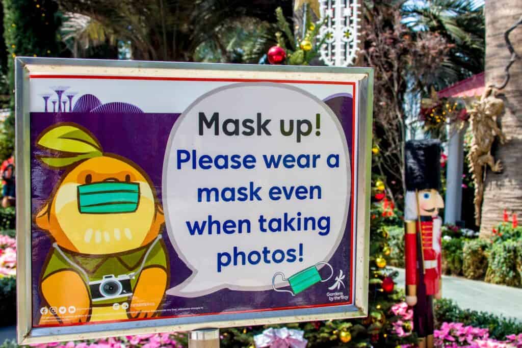 Outdoor em Singapura pede que as pessoas usem máscara mesmo quando tiram fotos