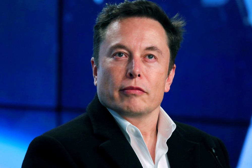 Elon Musk olha para o horizonte