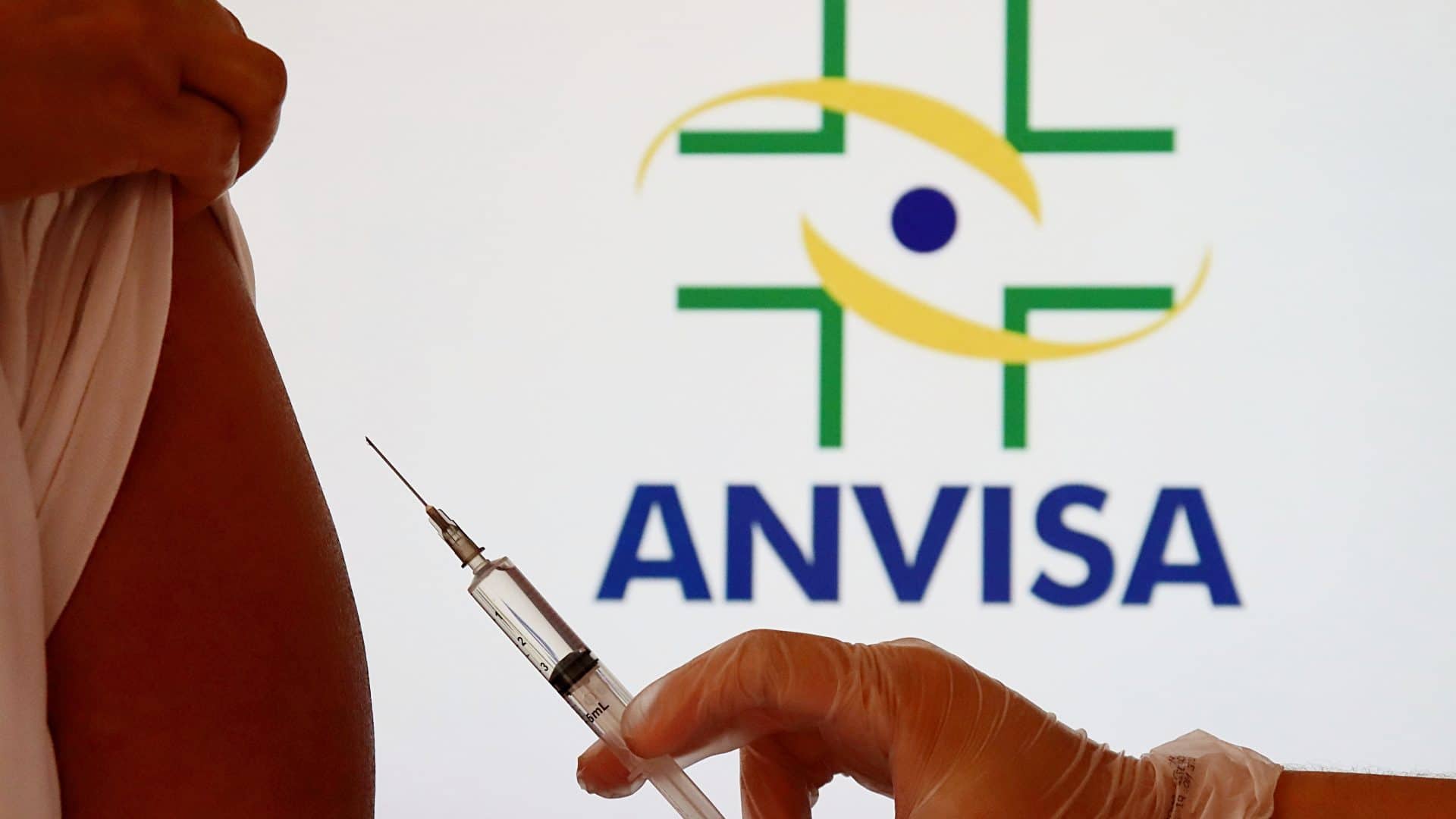 Campanha de vacinação é iniciada após aprovação de vacinas para uso emergencial pela Anvisa