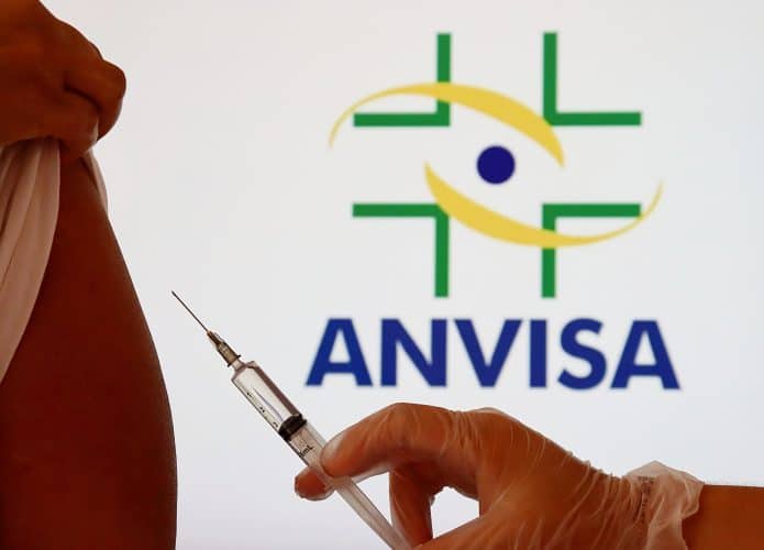 Campanha de vacinação é iniciada após aprovação de vacinas para uso emergencial pela Anvisa