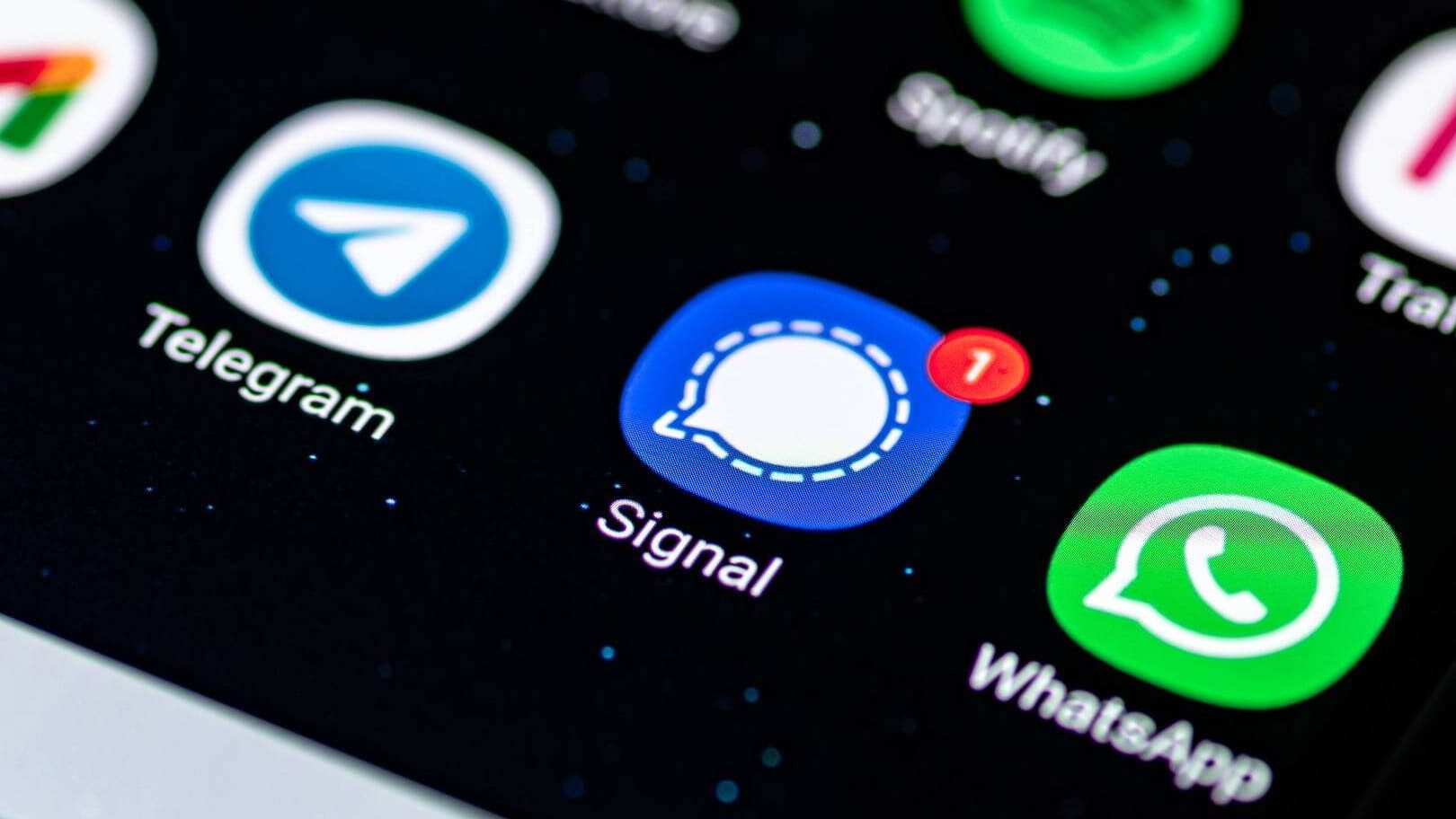 Ícones dos aplicativos Telegram, Signal e WhatsApp num celular Android