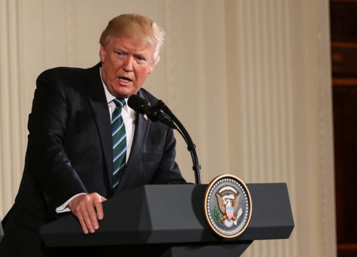 Trump exclui tuítes que o baniram