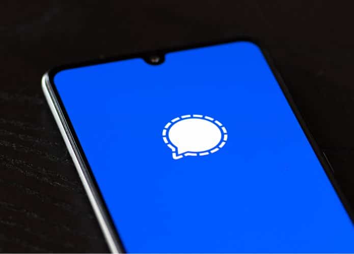 Smartphone exibe a logomarca do aplicativo de mensagens Signal