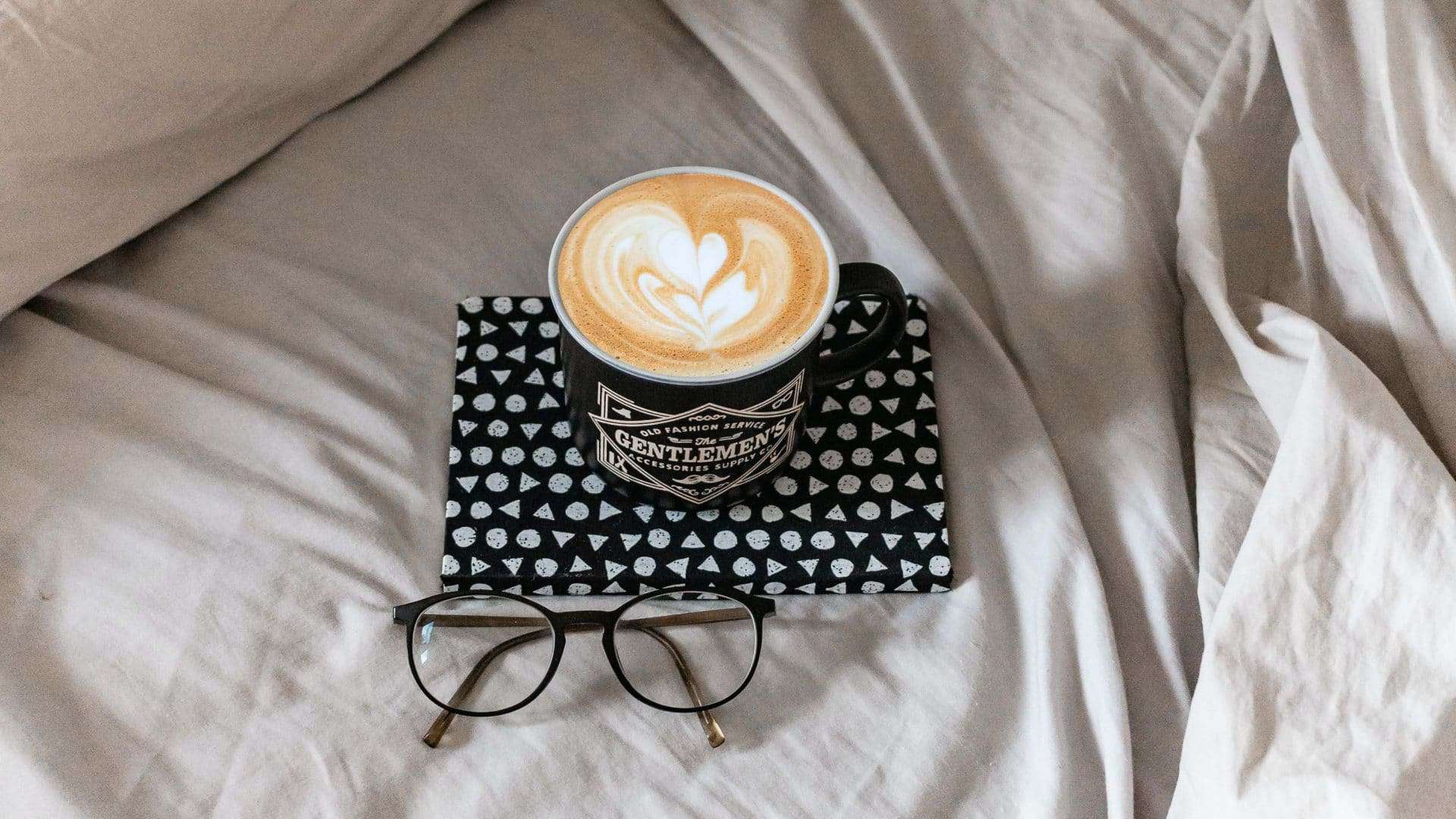Xícara de café na cama