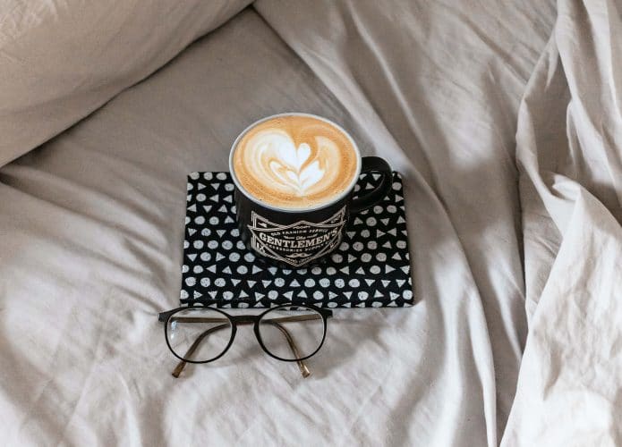Xícara de café na cama