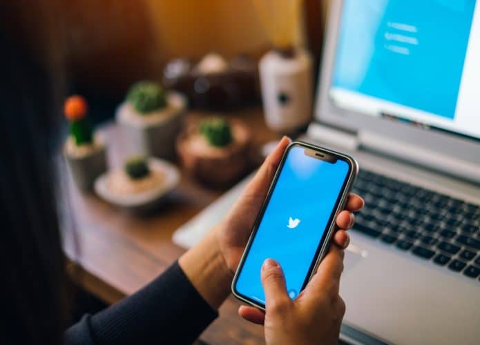 usuário acessando o twitter via smartphone