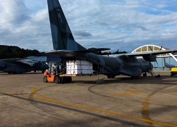 Avião é carregado em Guarulhos/SP com carga das vacinas para o combate à Covid-19