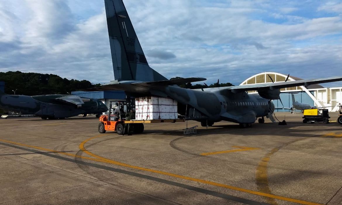 Avião é carregado em Guarulhos/SP com carga das vacinas para o combate à Covid-19
