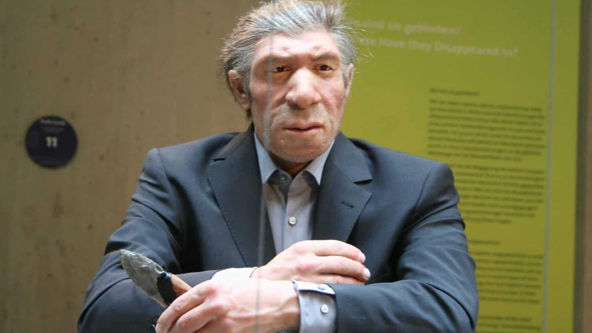 Homem de Neandertal com roupas modernas