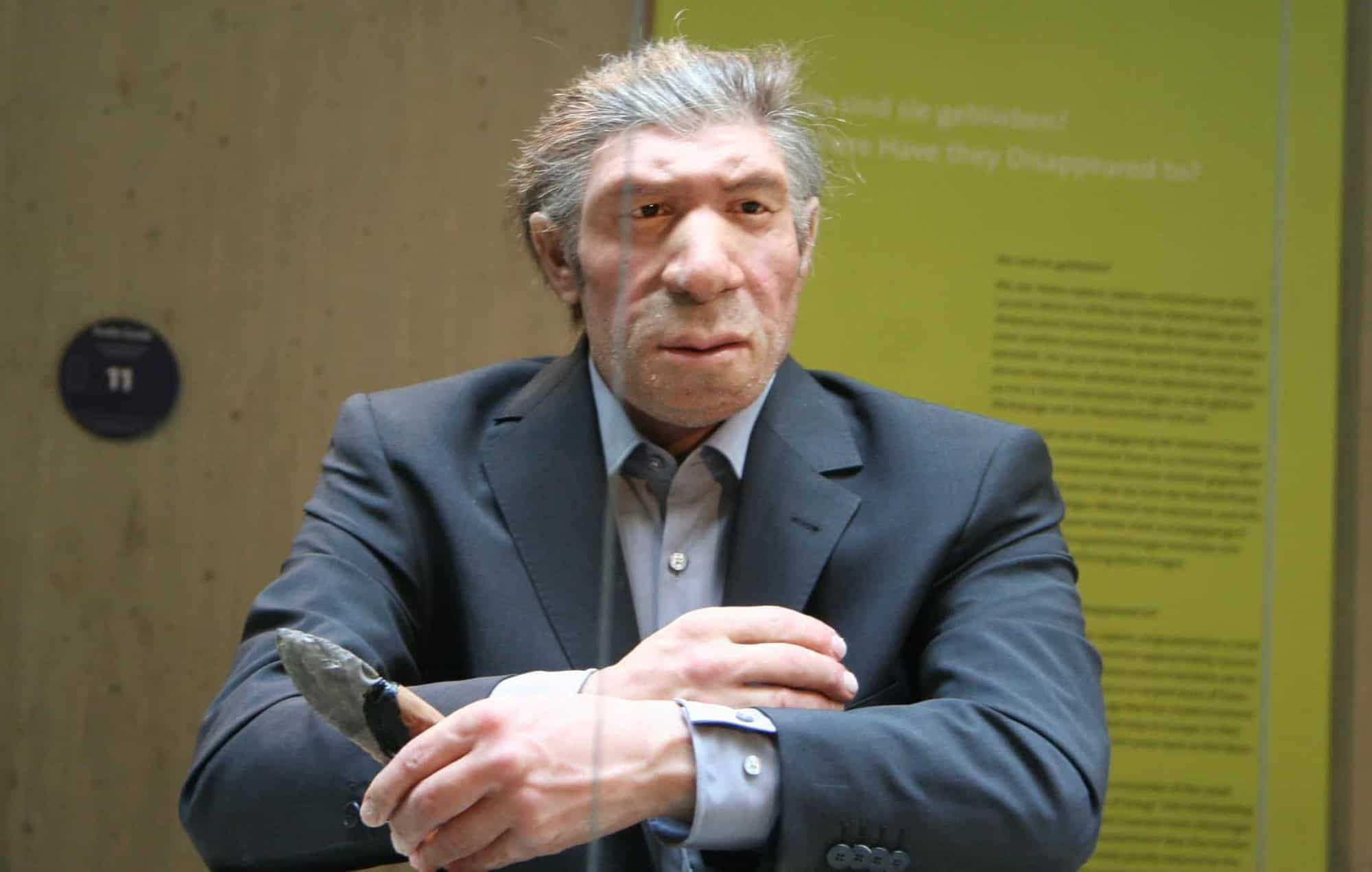 Homem de Neandertal com roupas modernas