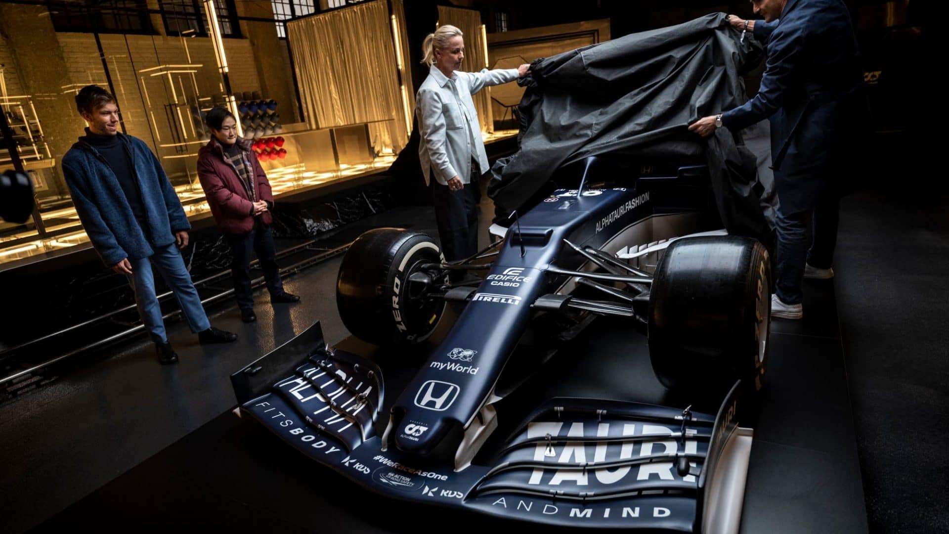 Yuki Tsonuda e Pierre Galy observam o novo carro da equipe AlphaTauri