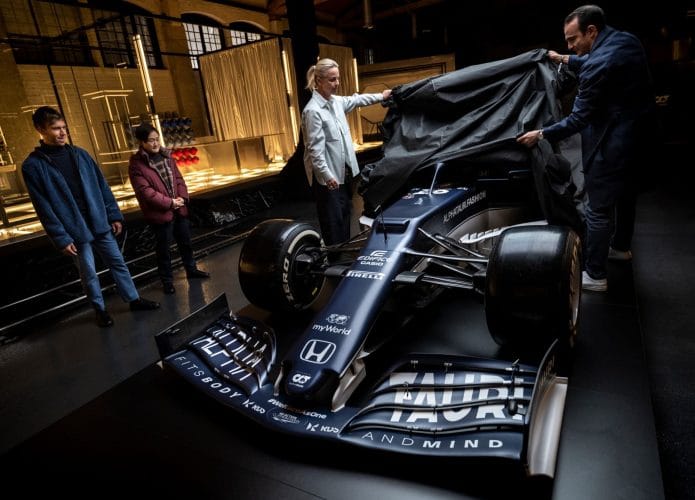Yuki Tsonuda e Pierre Galy observam o novo carro da equipe AlphaTauri