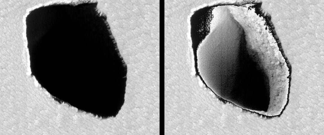 Caverna em Marte encontrada pelo satélite Mars Reconaissance Orbiter (MRO). Estima-se que a entrada tenha 180 metros de diâmetro