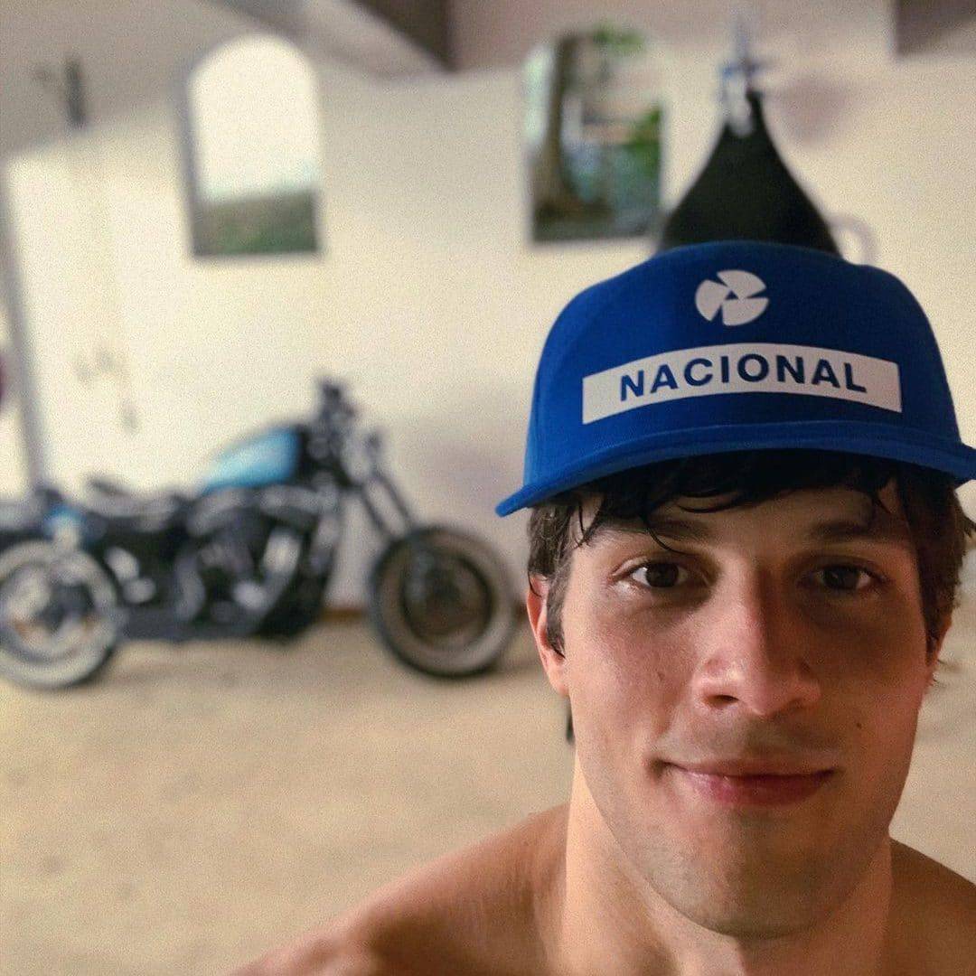 Chay Suede usa um boné do Banco Nacional