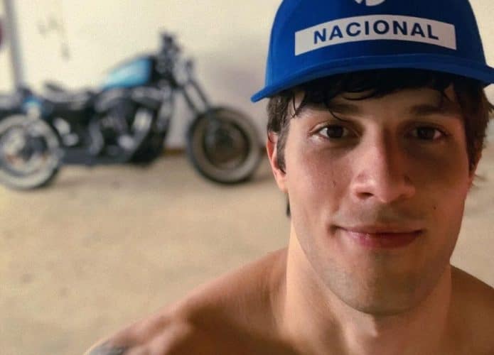 Chay Suede usa um boné do Banco Nacional
