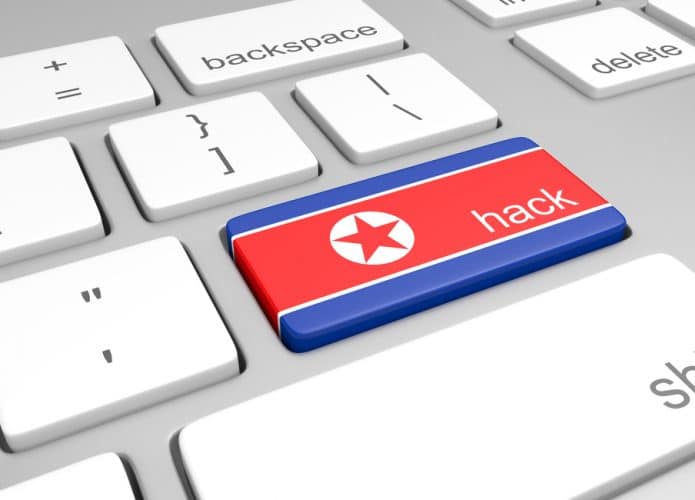 Teclado de computador e a bandeira da Coreia do Norte estampada em uma das teclas e no canto abaixo escrito