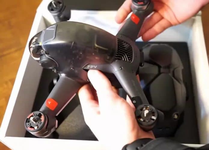 Pessoa faz unboxing de um drone FPV da DJI