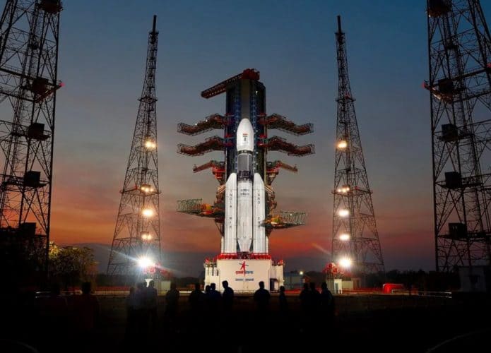 Foguete indiano GSLV MK-III na plataforma de lançamento