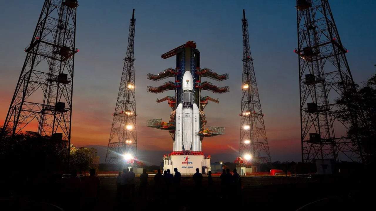 Foguete indiano GSLV MK-III na plataforma de lançamento