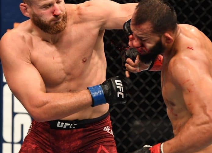 Jan Blachowicz dá um soco em Dominick Reyes
