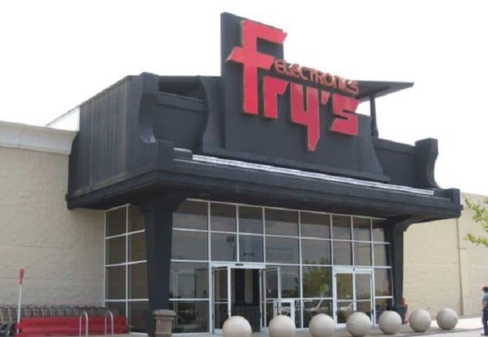 Loja da Fry's com um piano na porta