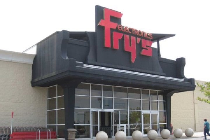Loja da Fry's com um piano na porta