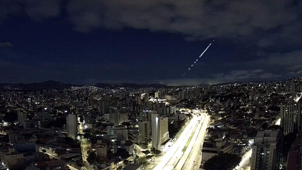 Imagem mostra a bola de fogo causada por meteoro sobre o céu de Belo Horizonte em 21 de Fevereiro de 2021