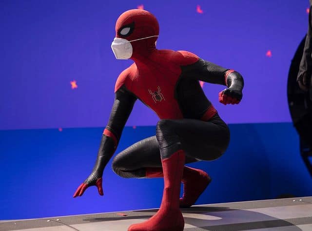 Tom Holland usando máscara de proteção enquanto interpreta o Homem-Aranha