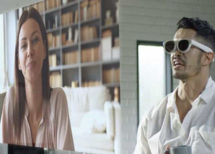 Cena ilustra uso dos óculos de realidade aumentada da Samsung para videoconferência